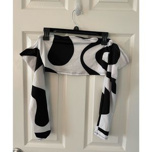 Fashion nova black & white crop top